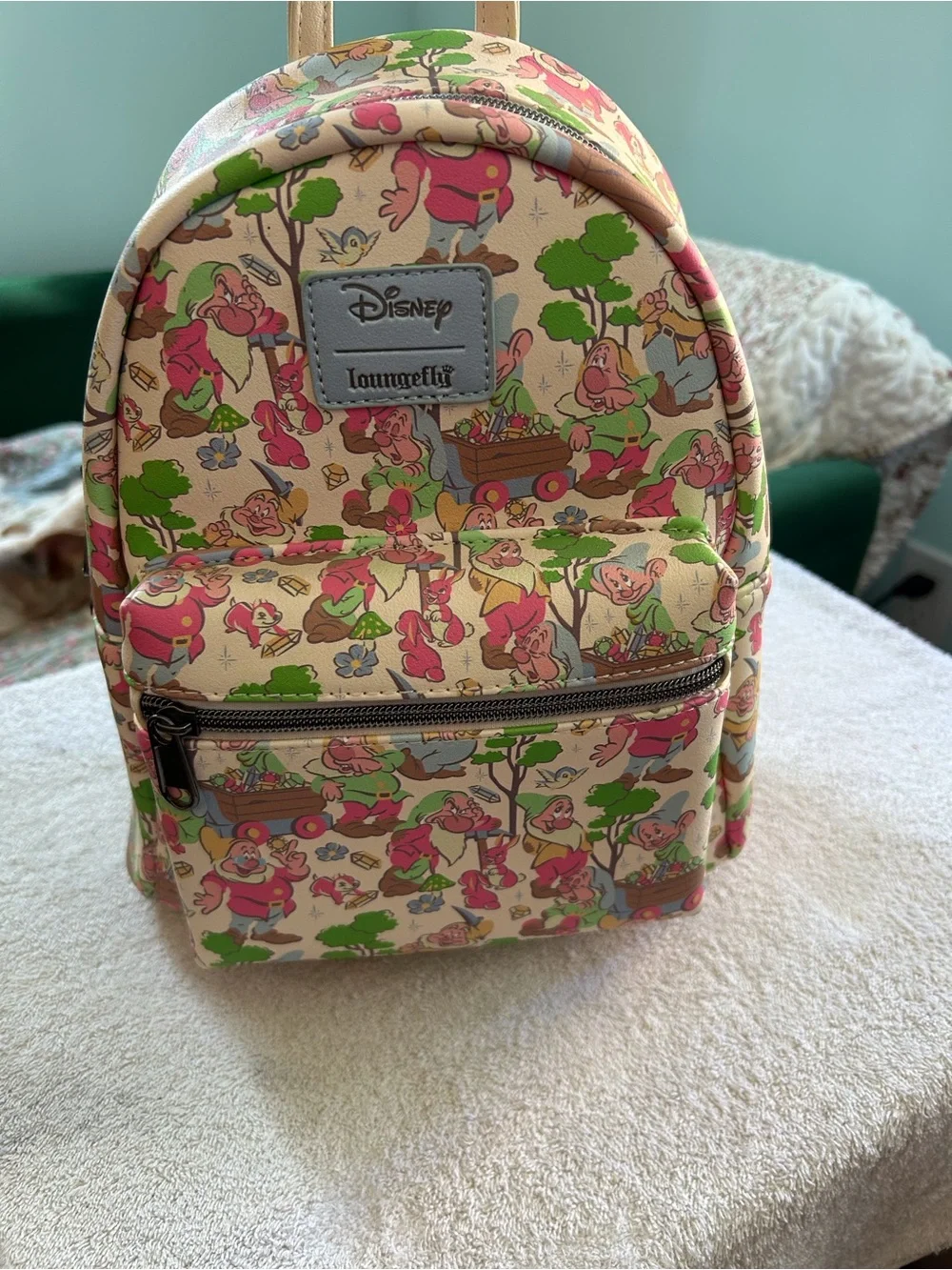 NWT Loungefly Disney Beige Seven Dwarfs Patterned Mini Backpack - Picture 5 of 6